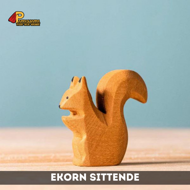 Trefigur | Ekorn sittende