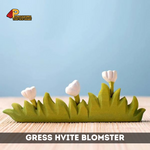Trefigur | Gress | Hvite Blomster